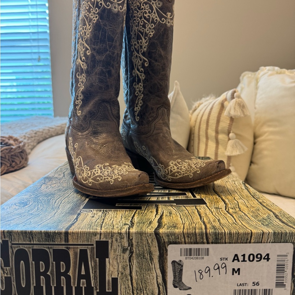 Corral Distressed Brown Embroidered Boots Size 8